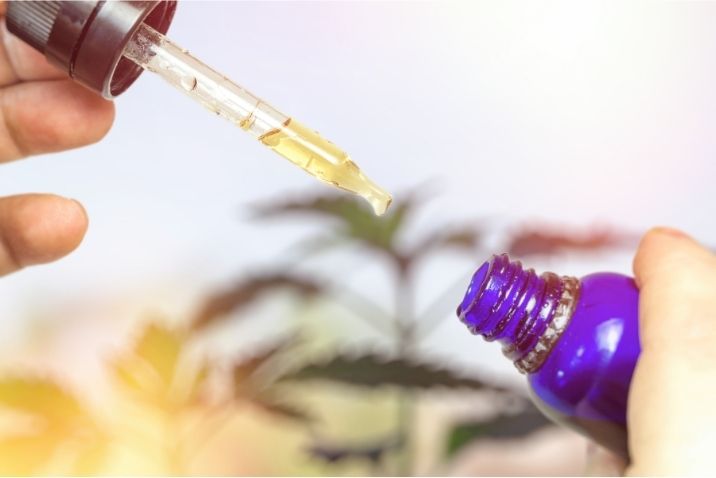 getting-cbd-tincture-using-a-dropper